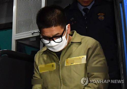 호송차에서 내리는 '어금니 아빠' 이영학 (서울=연합뉴스) 하사헌 기자 = 딸의 초등학교 동창인 중학생을 유인해 성추행하고 살해한 혐의로 기소돼 검찰이 사형을 구형한 '어금니 아빠' 이영학이 21일 오후 서울북부지법에서 열리는 1심 선고 공판에 출석하기 위해 호송차에서 내리고 있다. 2018.2.21 toadboy@yna.co.kr