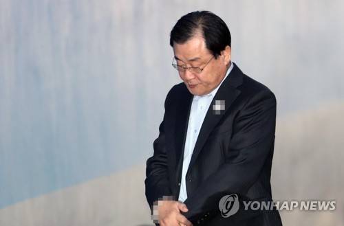 고개 숙인 이병기 전 국정원장 (서울=연합뉴스) 김인철 기자 = 국가정보원의 특수활동비를 박근혜 전 대통령 측에 상납한 의혹을 받는 이병기 전 국가정보원장이 16일 오후 서초구 서울중앙지방법원에서 열린 영장실질심사에 출석하기 위해 법정으로 향하고 있다. 2017.11.16 yatoya@yna.co.kr