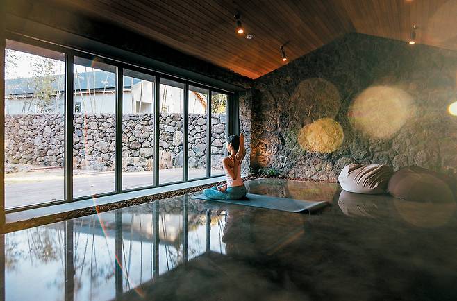 3월 문 열 예정인 제주 서귀포시 요가스테이 ‘브리드인제주’. 건축가 이상묵의 아이디어가 묻어난다. /이병근
