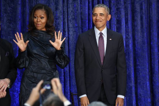 버락 오바마 전 미국 대통령과 부인 미셸 여사가 12일(현지시간) 워싱턴의 스미소니언 국립 초상화갤러리서 열린 자신들의 초상화 개막식에 참석해 관객들의 환영에 응답하고 있다./사진=뉴스1