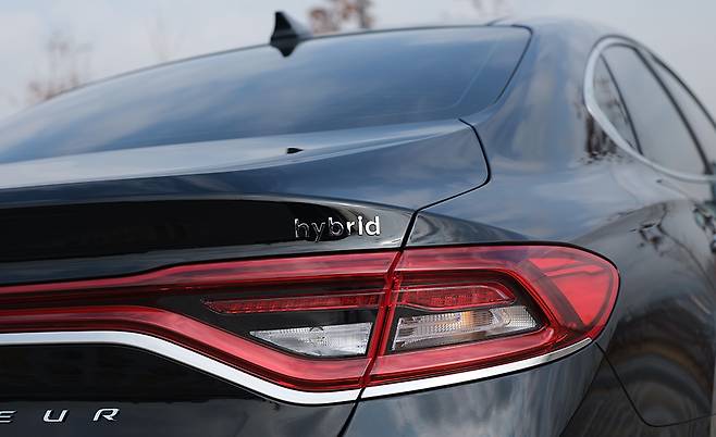 하이브리드 레터링이 더해진 그랜저 IG 하이브리드의 트렁크 리드