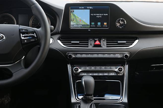 깔끔하고 직관적인 센터페시아가 만족감을 높인다.