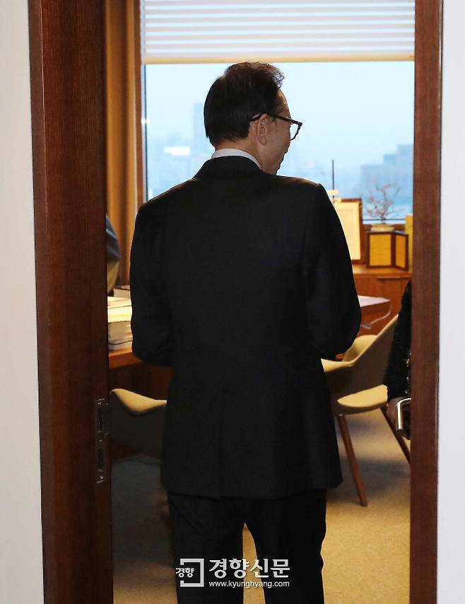 이명박 전 대통령이 1월 17일 오후 서울 강남구 삼성동 사무실에서 기자회견을 갖고 자신과 관련된 검찰의 수사에 대한 입장을 밝히고 있다. / 권도현 기자