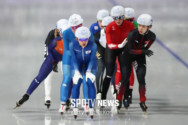 ▲ 2018년 평창 동계 올림픽 스피드스케이팅 매스스타트 여자 경기를 펼치고 있는 김보름(가운데) ⓒ GettyIimages
