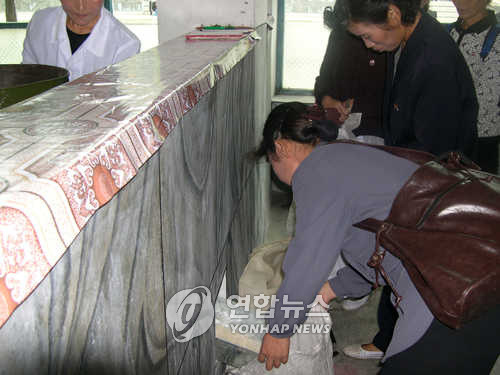 식량 배급받는 북한 주민들 [연합뉴스 자료사진]