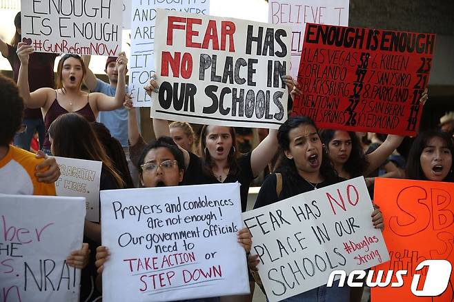 플로리다 고교 총기 난사 사건 이후 이에 반대하는 시위가 전국적으로 벌어지고 있으며 기업들은 전미총기협회(NRA)와의 제휴를 끊는 등의 움직임을 보이고 있다.   © AFP=뉴스1