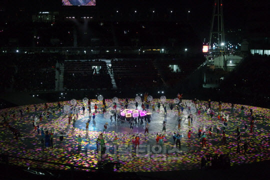 25일 평창올림픽 폐회식 도중 '기억의 여정' 공연에서 거북이가 등장하고 있다.