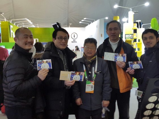 안충호(가운데)씨는 경기장에서 촬영한 일본 스피드스케이팅 고다이라 나오 선수 사진을 인화해 일본 관광객들에게 선물로 줬다. [사진 안충호]