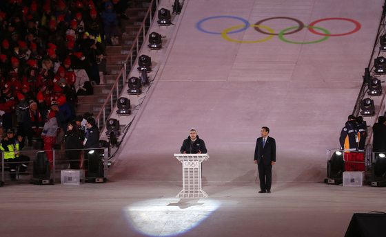 25일 강원도 평창올림픽스타디움에서 열린 2018 평창올림픽 폐회식에서 토마스 바흐(가운데) IOC위원장이 연설하고 있다. /평창=뉴스1