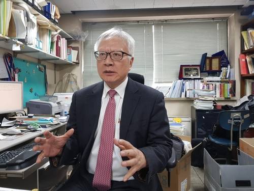 이윤성 서울대 의과대학 교수 (서울=연합뉴스) 최평천 기자 = 이윤성 서울대 의과대학 교수가 23일 서울 종로구 서울대 의과대학 연구실에서 인터뷰하고 있다. 2018.2.25