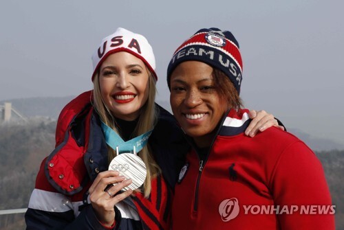 평창 동계올림픽에서 봅슬레이 은메달을 목에 걸어보는 이방카 트럼프 백악관 보좌관[AP=연합뉴스]