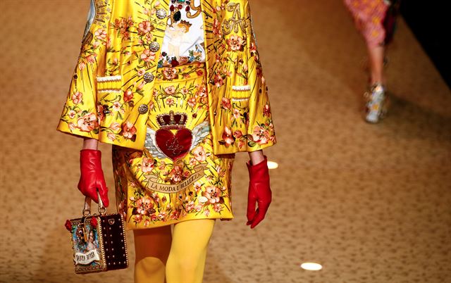 25일(현지시간) 이탈리아 밀라노에서 열리고 있는 '밀라노 패션위크'에서  모델들이 돌체 & 가바나 2018 여성복 A/W 컬렉션을 선보이고 있다. 로이터 연합뉴스