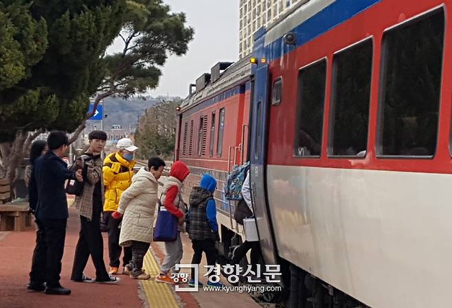 지난 25일 경전선 화순역에서 승객들이 도착한 열차에 오르고 있다. 경원선 광주~순천 구간은 단선이어서 주민들이 복선·전철화를 요구하고 있다.