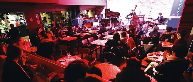 재즈클럽 올댓재즈는 나이트클럽으로 쓰던 현재 건물로 이전하면서 바에서 클럽 스타일로 분위기가 바뀌었다. 홀은 1, 2층 합쳐 140석 규모로 입석까지 최고 300명이 들어갈 수 있다. 복층 구조에 지붕이 개폐식이어서 노천 공연도 할 수 있다. 날마다 두 팀이 저녁 6시30분부터 11시까지 공연한다. 입장료 5000원. 주 메뉴는 주류와 음료수, 파스타.