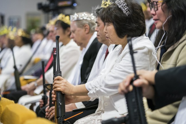통일교 문선명 교주의 아들 션 문이 이끄는 미국의 한 교회가 신도들에게 소총을 들고 합동 결혼식을 올리게 했다.[제공=EPAㆍ연합뉴스]