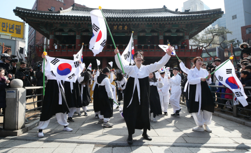 제99주년 3·1절인 1일 타종기념행사가 열린 서울 종로구 보신각 앞에서 3·1 만세운동 연극 퍼포먼스가 펼쳐지고 있다.