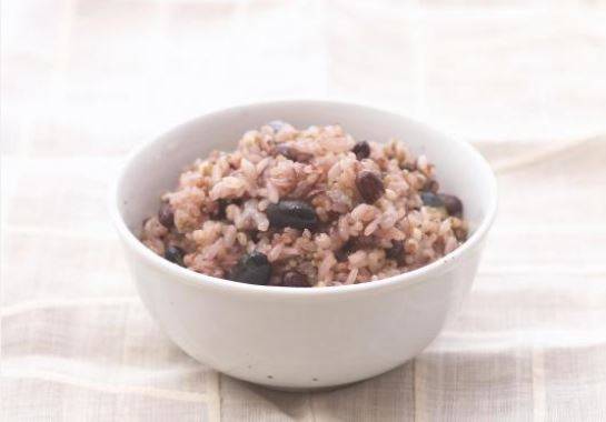 오곡밥에 들어있는 검은콩은 칼륨이 풍부해 나트륨 배출에 효과적이다. /사진=헬스조선DB