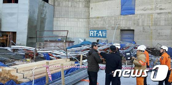 부산 해운대 엘시티 공사 현장에서 현장 관계자와 소방대원들이 사고경위를 파악하고 있다./사진=부산소방본부 제공, 뉴스1
