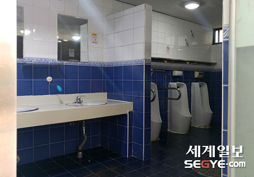 지난달 27일 서울 마포구 홍대입구역 인근 공중화장실. 남자 화장실의 소변기 위치가 밖에서도 훤히 보이는 구조로 돼 있다. 가림막도 없는가 하면, 화장실 문이 개방된 채 방치돼 있다.