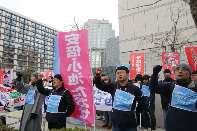 7일 일본 도쿄 지요다구 중의원회관 앞에서 일본계 기업 아사히글라스 노동자들과 일본 시민들이 회사의 노동자 불법 파견과 노조 설립 직후 사실상 해고 조처에 항의하는 집회를 열고 있다.