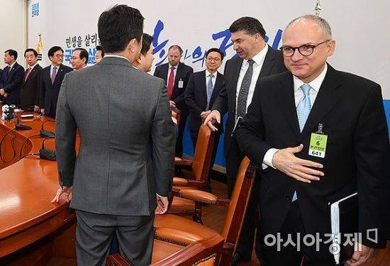 배리 엥글 GM 총괄 부사장 겸 해외사업부문 사장과 카허 카젬 한국GM사장이 지난 2월 20일 국회에서 여야 원내지도부와의 면담을 갖기에 앞서 인사를 나누고 있다./윤동주 기자 doso7@