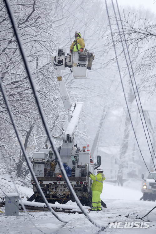 【모리스타운( 미 뉴저지주) = AP/뉴시스】  뉴저지주 모리스타운의 한 거리에서 전력회사 직원들이 지난 주에 이어 7일(현지시간) 2차 눈폭풍을 앞두고 전기선 점검과 복구 공사를 하고 있다.