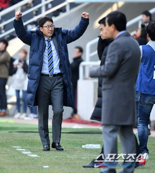 인천 유나이티드와 전북 현대의 2018 K리그1 경기가 10일 인천축구전용경기장에서 열렸다. 인천이 3대2로 승리했다. 경기 종료 후 환호하는 인천 이기형 감독의 모습. 인천=허상욱 기자 wook@sportschosun.com/2018.03.10/