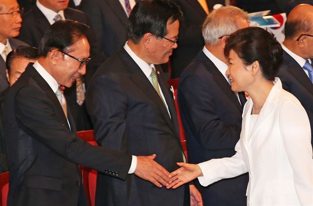 [2015년 8월 16일] 박근혜 전 대통령이 서울 세종문화회관에서 열린 제 70주년 광복절 중앙경축식장에 입장하며 이명박 전 대통령과 인사를 나누고 있다. 청와대사진기자단