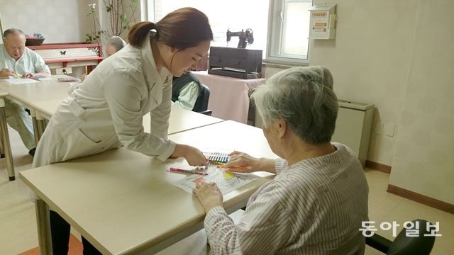 한 치매 노인이 전문기관에서 놀이치료를 받고 있다. 노인의 운동신경에 이상이 감지됐다면 병원이나 보건소에 모시고 가 치매 전문검사를 받아보는 게 좋다. 동아일보DB