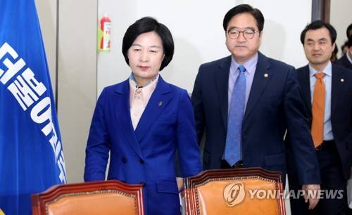 회의 참석하는 민주당 지도부 (서울=연합뉴스) 백승렬 기자 = 더불어민주당 추미애 대표와 우원식 원내대표 등 지도부가 12일 국회에서 열린 최고위원회의에 참석하고 있다. 2018.3.12 srbaek@yna.co.kr