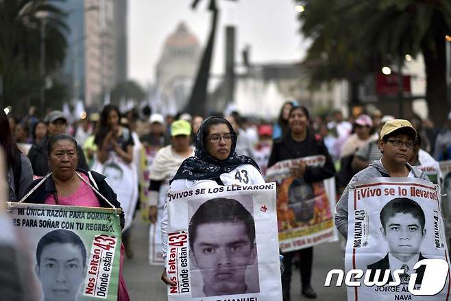 2014년 9월 멕시코에서 갱단에 목숨을 잃은 학생 43명의 유족들이 시위를 벌이고 있다. ? AFP=뉴스1