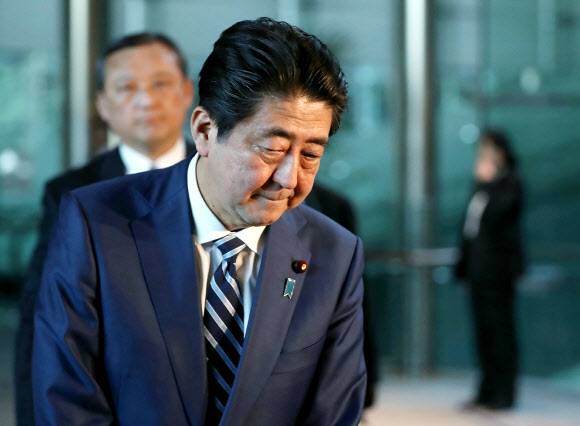 아베 신조 일본 총리가 12일 도쿄 총리실 앞에서 자신이 연루된 사학재단 특혜 의혹과 관련해 문서 조작이 있었다는 사실을 인정하고 대국민 사과를 하고 있다. 도쿄 AFP 연합뉴스 아베 신조 일본 총리가 12일 도쿄 총리실 앞에서 자신이 연루된 사학재단 특혜 의혹과 관련해 문서 조작이 있었다는 사실을 인정하고 대국민 사과를 하고 있다. 도쿄 AFP 연합뉴스