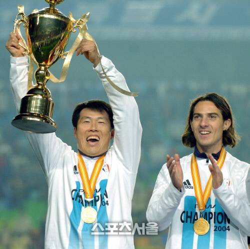 차범근 전 감독이 수원 사령탑 시절이던 2004년 12월12일 K리그 정상에 등극한 뒤 우승 트로피를 높이 들어올리고 있다. 수원 | 최승섭기자