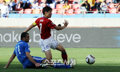 박지성이 2010년 6월12일 남아공 월드컵 그리스전에서 선제 결승포를 터트리고 있다. 포트 엘리자베스 | 최승섭기자