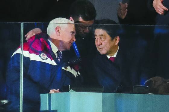 마이크 펜스 미국 부통령(왼쪽)이 지난달 9일 평창올림픽 개회식에서 아베 신조 일본 총리와 대화하고 있다. [뉴스1]