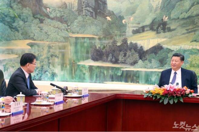 정의용 청와대 국가안보실장이 12일 베이징의 인민대회당에서 시진핑 중국 국가주석을 만나 방북, 방미 결과를 설명하고 있다. (사진=베이징 공동취재단)