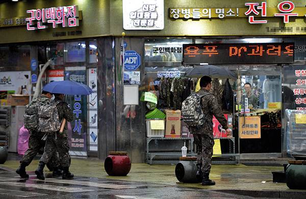ⓒ시사IN 조남진 강원도 양구군 양구읍내는 군인들의 소비에 의존하고 있다. 위는 양구읍내를 지나는 군인들의 모습.