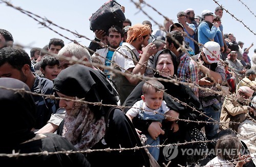 필사적으로 터키·시리아 국경을 넘는 시리아 난민 [EPA=연합뉴스 자료사진]