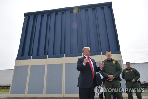 국경장벽 시제품 둘러보는 트럼프 대통령 [AFP=연합뉴스]