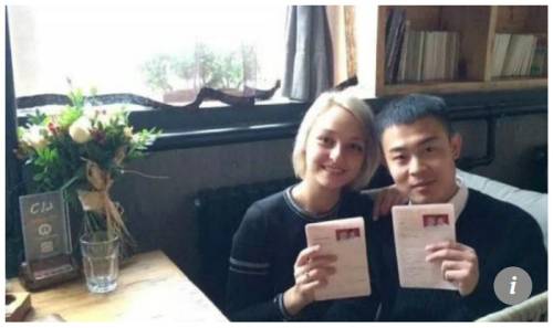 중국 산시(山西) 성 양청(陽城) 현에 사는 남성 허씨는 1년여 교제한 우크라이나 출신 여자친구 이네사와 최근 백년가약을 맺었다. 유학 중 지인의 소개로 허씨를 알게 된 이네사는 그의 착실함과 밝은 성격에 푹 빠져 결혼을 결심했다. 외신들에 따르면 중국에서는 결혼 대가로 아내 가족에게 지참금 건네기가 당연시되지만, 이네사와 그의 부모는 결혼은 사랑으로 하는 것이지 돈으로 하는 게 아니라며 허씨 가족에게 아무것도 가져오지 말라고 했다. 홍콩 사우스차이나모닝포스트 홈페이지 캡처.