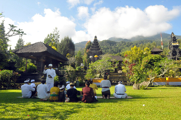 인도네시아 발리섬의 최대 명절인 녀피(Nyepi)를 맞아 힌두교도들이 기도를 하고 있다. 게티이미지코리아.