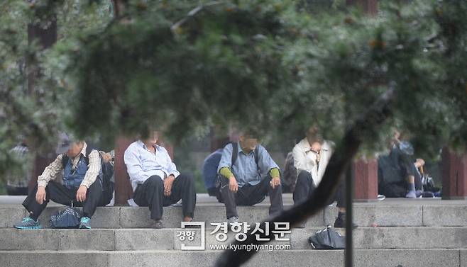 서울 종로의 한 공원에서 비를 피하고 있는 노인들 모습./김창길 기자