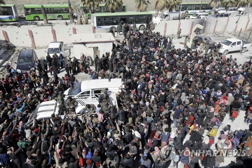 '생지옥' 동구타를 벗어나려 기다리는 시리아인들 [AFP=연합뉴스]