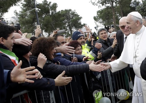 비오 성인 선종 50주년을 맞아 17일 그의 탄생지인 피에트렐치나를 방문한 프란치스코 교황을 주민들이 환영하고 있다. [AP=연합뉴스]