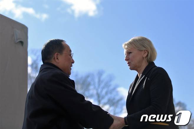 북한 리용호 외무상과 마르고트 발스트룀 스웨덴 외교장관. (출처 : 스웨덴 외교부) © News1