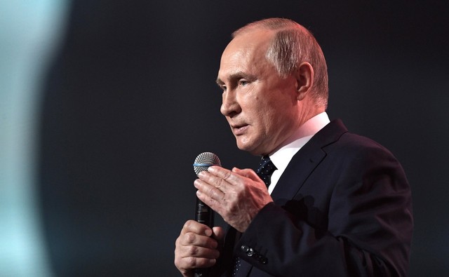 18일(현지시각) 러시아 대선에서 4선에 성공할 것이 확실한 블라디미르 푸틴 대통령이 15일 ‘러시아-기회의 땅 포럼’에서 연설하고 있다. 크렘린 누리집