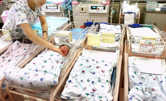 아기들이 몇 없어 한산한 서울의 한 대학병원 신생아실. 최승식 기자