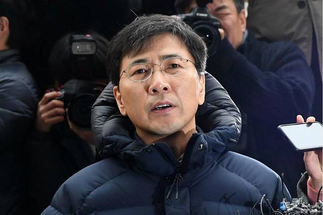 성폭행 의혹에 휩싸인 안희정 전 충남도지사가 9일 오후 서울서부지검에 자진 출석하고 있다. 박종민기자