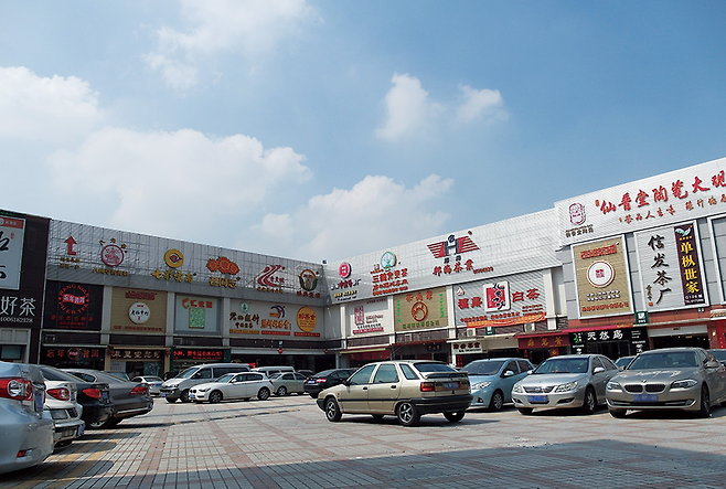 세계 최대 규모의 차시장이 있는 중국 광둥성(廣東省) 광저우(廣州) 팡촌(芳村)에 위치한 차(茶) 매장 © 사진=서영수 제공
