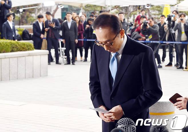 뇌물수수·횡령·조세포탈' 등의 혐의를 받고 있는 이명박 전 대통령(77)이 14일 오전 피의자 신분으로 서울 서초동 중앙지검에 출석해 대국민 메시지를 밝히고 있다. 2018.3.14/뉴스1 © News1 사진공동취재단